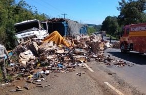 Colisão entre caminhões espalha carga e deixa condutores feridos na SC-355
