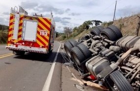 Caminhoneiro morre após carreta capotar em Ponte Serrada 