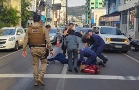 Óleo na pista provoca queda de moto no centro de Joaçaba