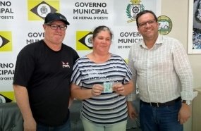 Cidadão devolve R$ 600 a servidora que perdeu dinheiro na rua