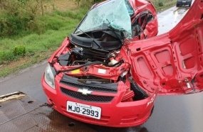 Casal morre após carro ser atingido por carreta na BR-282