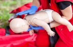 Bebê é salvo por professoras após engasgar com carne em creche