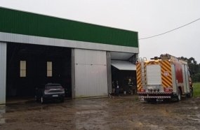 Princípio de incêndio em garagem agrícola mobiliza Bombeiros em Catanduvas