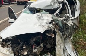 Motorista fica preso às ferragens após colisão contra caminhão na BR-282