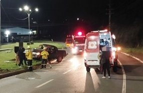 Jovem é ejetada de caminhonete após colisão e capotamento na SC-135