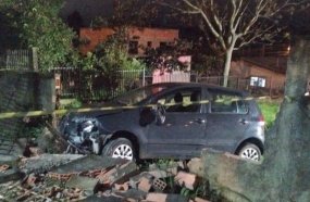 Colisão entre dois carros mata motorista e deixa mulher ferida