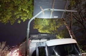 Mulher é presa após furtar caminhão e causar acidente na ponte Jorge Lacerda