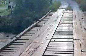 Bombeiros resgatam mulher que caiu de ponte com moto