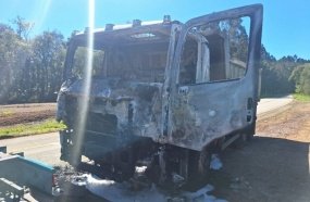 Caminhão-caçamba tem cabine destruída por incêndio em Água Doce