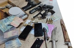Ação policial termina com prisão e apreensão de armas e dinheiro