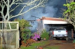 Incêndio destrói casa e atinge galpão com máquinas agrícolas na BR-470