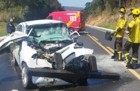 Carro pega fogo após colidir na traseira de caminhão na BR-282