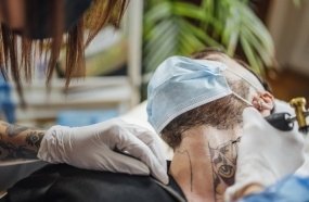 Tatuador é condenado por tatuar adolescente sem autorização dos pais