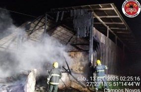 Incêndio destrói parte de barracão de ração em Campos Novos