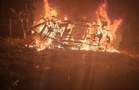 Caminhonete é destruída por incêndio após capotamento na SC-161
