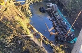 Motorista morre após caminhão cair de ponte na SC-114