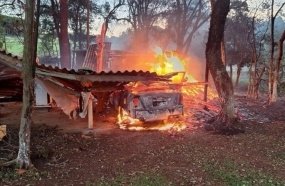 Mulher é detida após incêndio destruir quiosque e um veículo