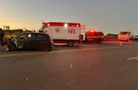 Motorista é resgatado inconsciente após acidente entre três veículos na BR-470