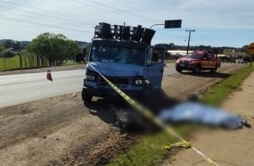 Motociclista morre em colisão frontal contra caminhão na SC-451