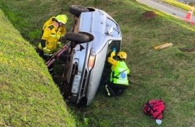 Motorista fica ferido após veículo tombar em vala no trevo de Erval Velho
