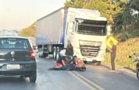 Colisão entre moto e carreta deixa mulher ferida na BR-282