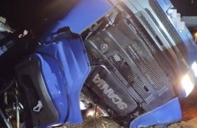 Motorista perde a vida após carreta sair da pista e capotar na BR-470