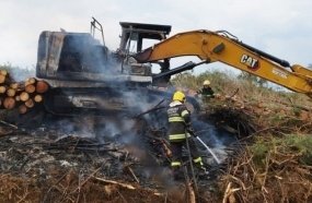 Escavadeira pega fogo enquanto realizava carregamento de toras