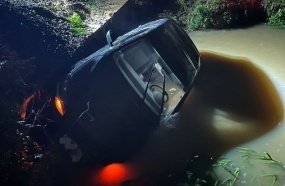 Carro cai dentro de rio ao atravessar ponte em Curitibanos