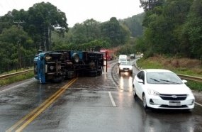 Caminhão tomba sobre a pista após ficar sem freios em Rio das Antas 