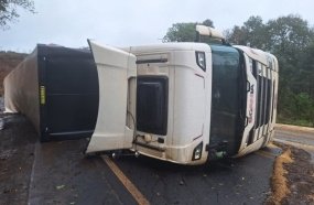 Carreta carregada com couro tomba e deixa motorista ferido na SC-350