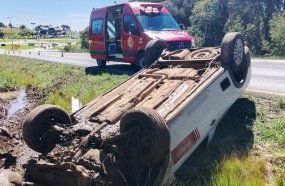 Motorista escapa ileso após capotamento de picape na BR-282