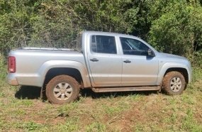 Criminosos invadem residência na madrugada e roubam duas caminhonetes