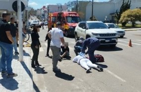 Mulher atropela ciclista e acaba sendo atropelada ao tentar socorrer a vítima