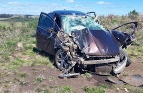 Condutora fica ferida após carro sair da pista e 'rampar' barranco na BR-153
