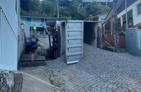 Caminhão carregado com brita tomba em rua íngreme de Joaçaba