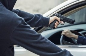 Motorista de aplicativo tem carro tomado de assalto durante corrida