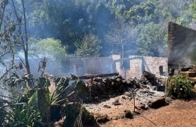 Fogão a lenha provoca incêndio que destrói casa em Herval d’Oeste
