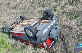 Condutora é socorrida após capotamento de veículo na SC-467