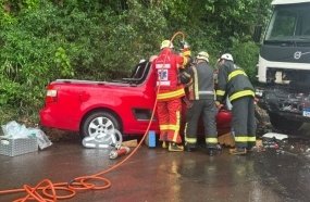 Motorista é resgatado das ferragens após colisão com caminhão na SC-283