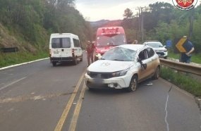 Jovem de 18 anos fica ferido após capotar veículo na SC-135 