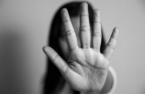 Pedinte que roubou compras e assediou mulher diante da filha é condenado