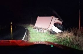 Caminhão sai da pista após colidir em barranco na SC-355