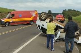 Jovem fica ferida após capotamento de carro na BR-470