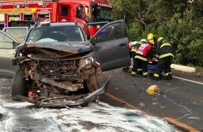Três pessoas ficam feridas em colisão frontal na BR-153