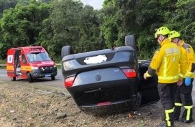 Motorista abandona carro após sair da pista e capotar na SC-150