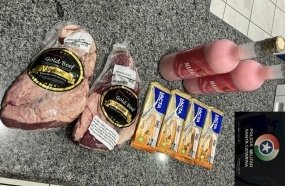 Homem é preso após furtar bebidas, chocolates e carnes em supermercado