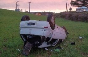 Motorista fica ferido após capotar veículo em Monte Carlo