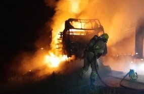 Carreta carregada com embutidos é destruída por incêndio na BR-153