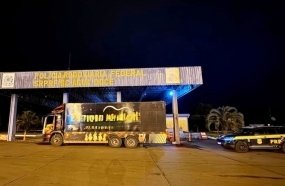 Caminhão de banda musical é flagrado com 8 toneladas de camarão na BR-153