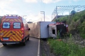 Caminhão tomba após ficar sem freios no acesso de Herval d’Oeste